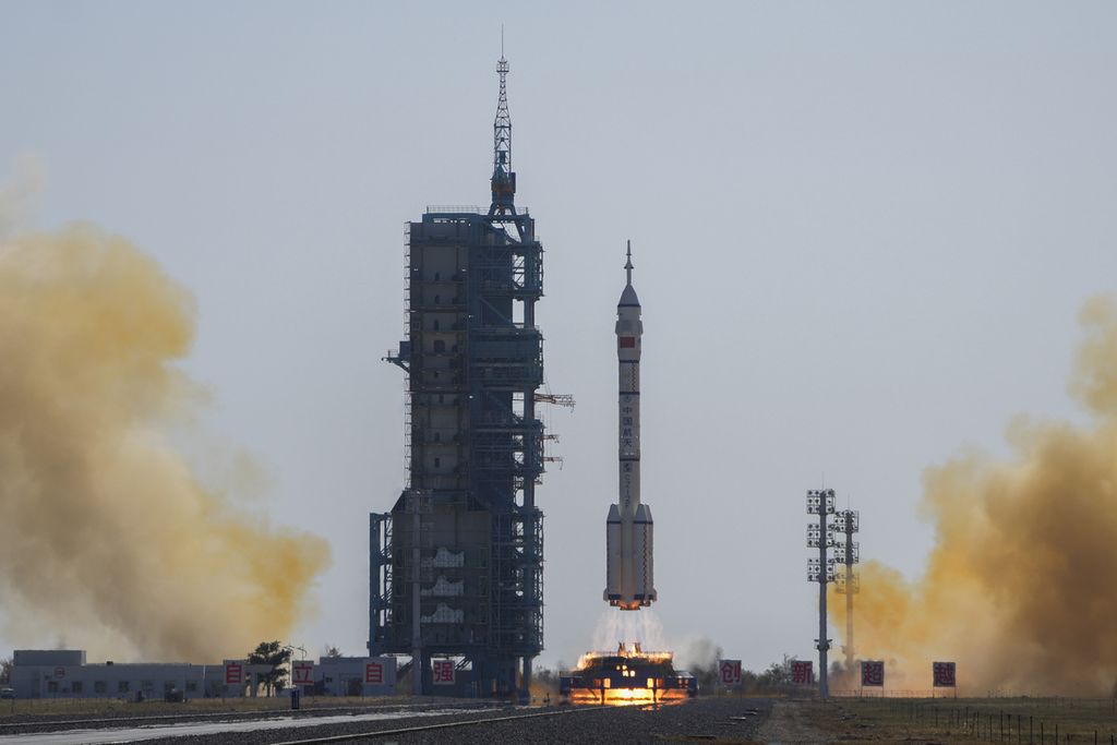 Roket Long March pendorong pesawat ulang-alik Shengzhou-17 meluncur dari Pusat Peluncuran Antariksa Jiuquan, China, pada Oktober 2023. Pada 26 Desember 2023, Beijing mengumumkan sebagian puing roketnya jatuh di sekitar Laut China Selatan.