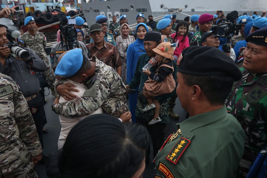 Seorang anggota Satgas Maritime Task Force (MTF) memeluk ibunya menjelang keberangkatan menuju Lebanon di Dermaga Kolinlamil, Tanjung Priok, Jakarta Utara, Kamis (1/12/2022). 