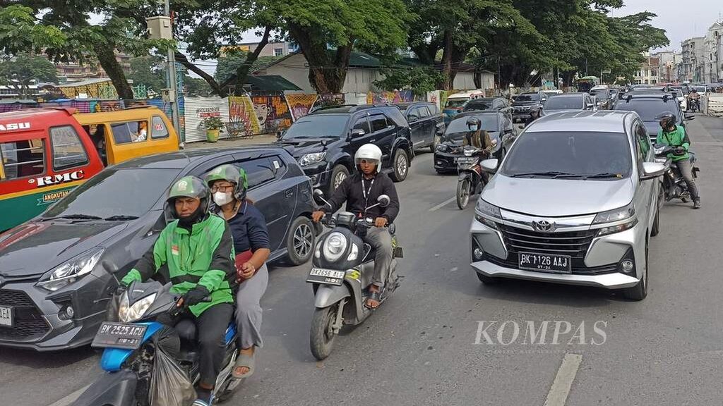 Private cars and motorcycles pass through the crowded traffic on Balai Kota Street, Medan, North Sumatra, on Friday (8/9/2023).