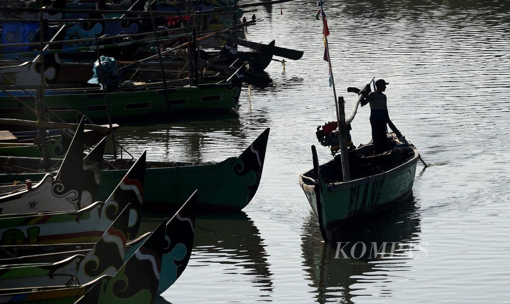 Nelayan mencari tempat untuk menambatkan perahu seusai melaut di Kecamatan Sedati, Kabuapten Sidoarjo, Jawa Timur, Rabu (14/9/2022). 