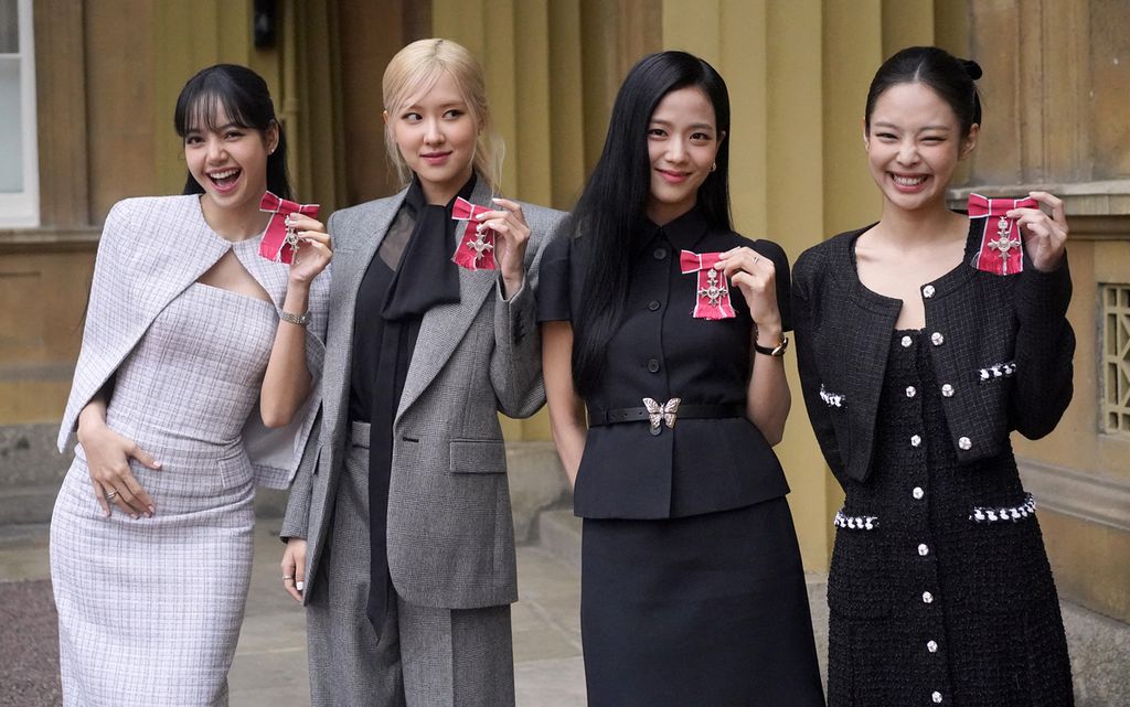 Anggota grup K-pop Blackpink, Lalisa Manoban, Roseanne Park, Jisoo Kim, dan Jennie Kim, berpose dengan medali yang mereka terima dari Kerajaan Inggris di Istana Buckingham, London, Inggris, 22 November 2023. 