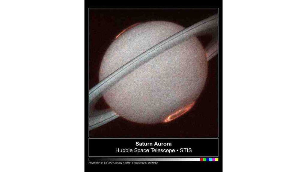 Aurora yang terlihat di salah satu kutub Planet Saturnus pada Oktober 1997, saat Saturnus tengah berada pada jarak 1,3 miliar kilometer dari Bumi.