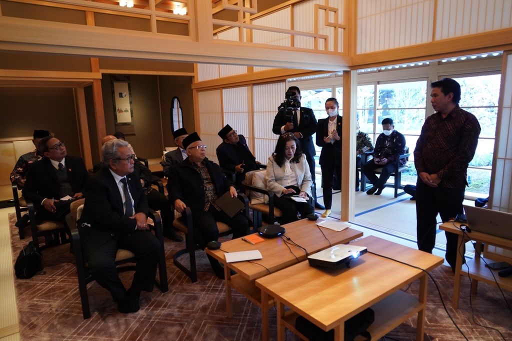  Wakil Presiden Ma’ruf Amin melakukan pertemuan secara hibrida dengan Diaspora Indonesia Pelaku Bisnis Produk Halal di Jepang, di Ruang Shikinoma, Hotel The Mitsui, Kyoto, Jepang, Selasa (7/3/2023).
