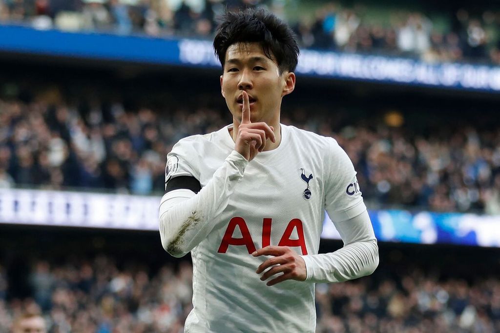 Pemain Tottenham Hotspur Son Heung-Min merayakan gol keduanya ke gawang West Ham United pada laga Liga Inggris di Stadion Tottenham Hotspur, London, 20 Maret 2022. Spurs menang dengan skor 3-1. 