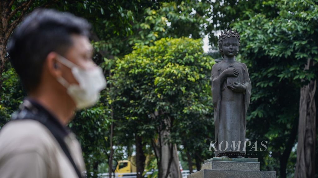 Patung Anna De Kiev yang menjadi simbol persahabatan sister city Jakarta-Kiev, Ukraina, yang terpasang di kawasan Taman Cattleya di Kemanggisan, Jakarta Barat, Rabu (9/3/2022). Memasuki masa PPKM level 2, kawasan taman pun mulai bergeliat dengan didatangi pengunjung dan menjadi tempat kegiatan olahraga warga.