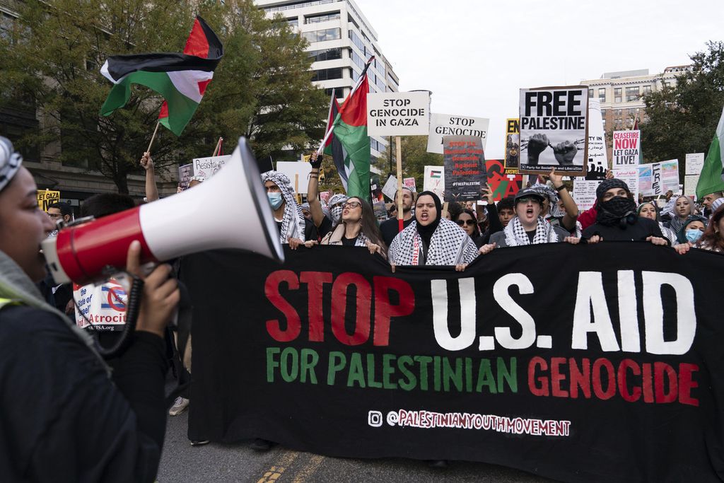 Para aktivis antiperang berdemo di depan Gedung Putih, Washington, Amerika Serikat, Sabtu (4/11/2023). Mereka menyerukan dukungan terhadap perjuangan rakyat Palestina dan mendesak gencatan senjata di Gaza. 