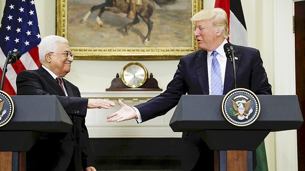 Presiden Amerika Serikat  Donald Trump (kanan) mengulurkan tangan untuk berjabat tangan dengan Presiden Palestina Mahmoud Abbas seusai menyampaikan pernyataan di Ruang Roosevelt, Gedung Putih, Washington DC, AS, Rabu (3/5). 
