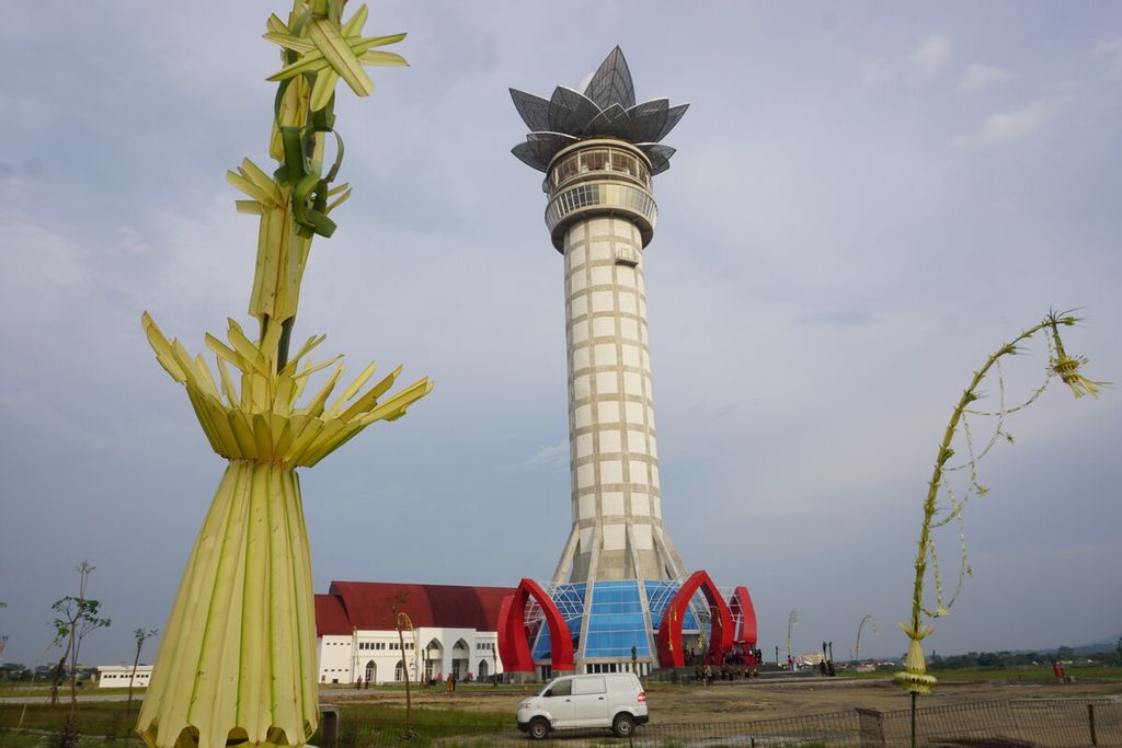 Suasana peresmian Menara Pandang Purwokerto di Kabupaten Banyumas, Jawa Tengah, Rabu (27/4/2022). Menara setinggi 117 meter ini jadi ikon harmoni kerukunan antarumat beragama.