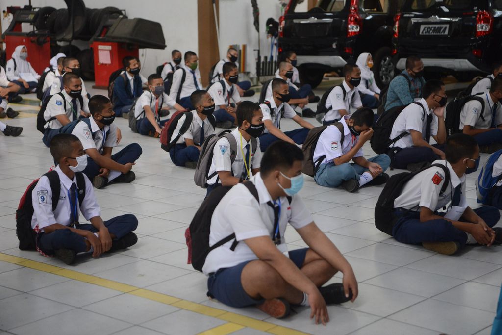 Murid baru mengikuti kegiatan masa pengenalan lingkungan sekolah di SMK Negeri 2 Salatiga, Kota Salatiga, Jawa Tengah, Senin (13/7/2020). Kegiatan MPLS bagi 642 murid baru di sekolah itu dilakukan secara bertahap dengan masing-masing sesi diikuti maksimal 100 siswa.