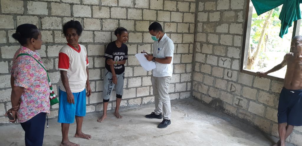 Pelaksanaan program Gedor TB rumah salah satu warga di Kampung Nolokla, Distrik Sentani Timur, Kabupaten Jayapura, Papua, Kamis (19/3/2020). Program ini untuk mendeteksi warga yang diduga menderita penyakit tuberkulosis dan sosialiasi cara pencegahan penyakit menular tersebut.
