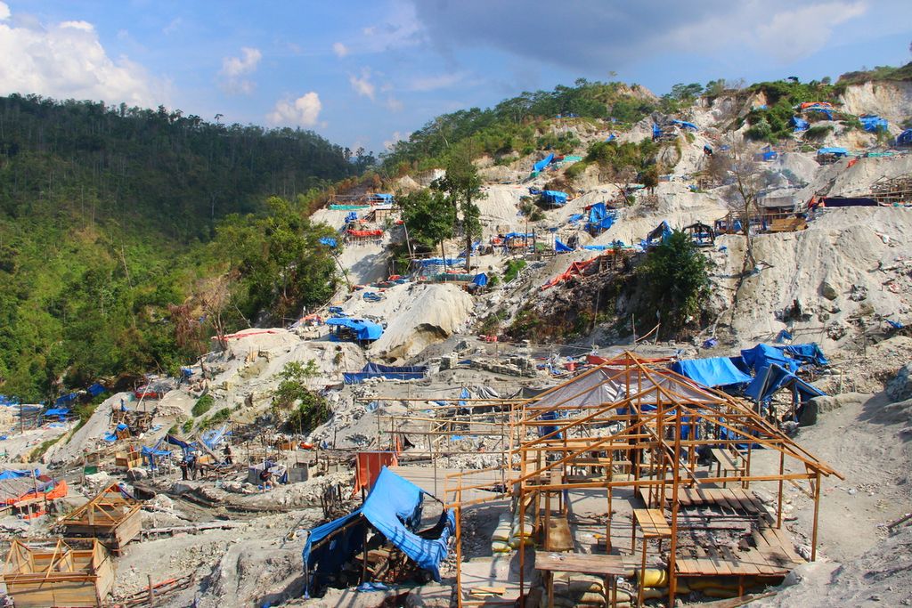 Operasi penutupan tambang emas liar Gunung Botak, Pulau Buru, Maluku, pada 17 Oktober 2018.