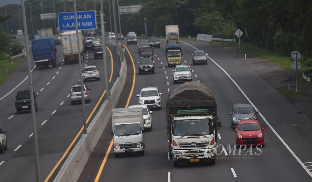 Truk Over Dimension Over Load (ODOL) melintas di Jalan Tol Surabaya-Sidoarjo, Jawa Timur, Selasa (14/3/2023). 