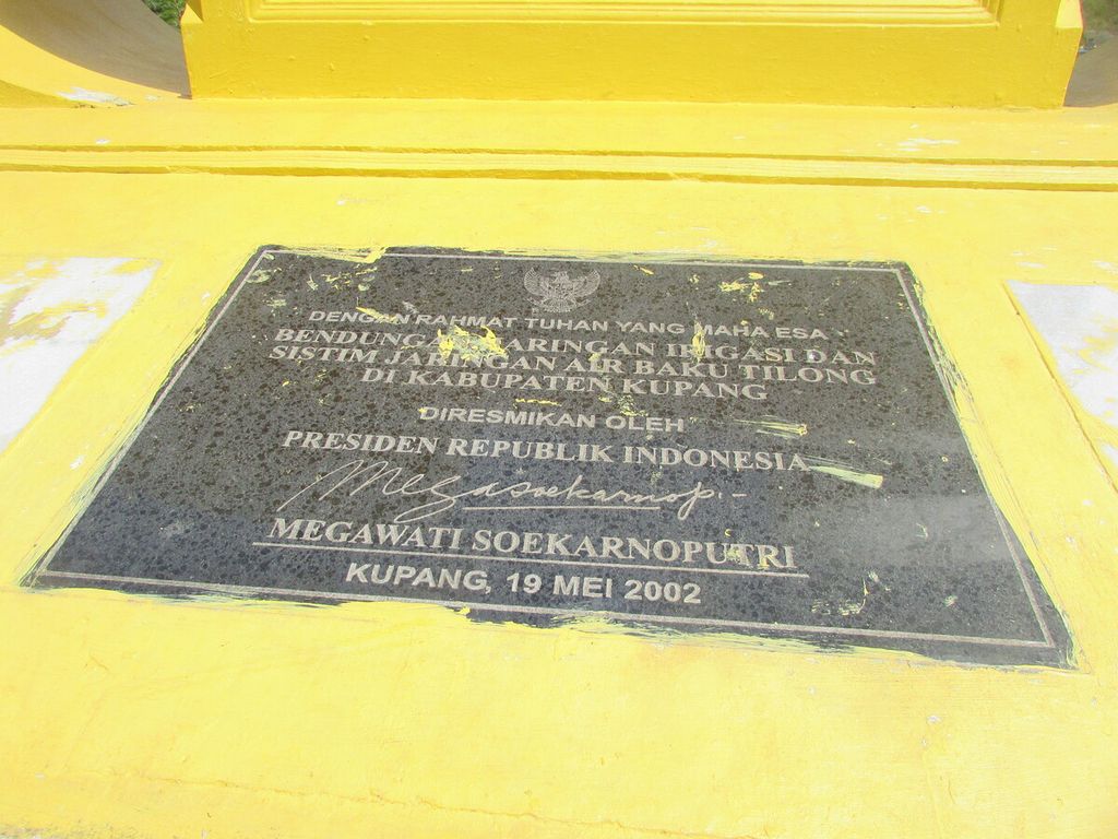 Nisan Bendungan Tilong yang ditandatangani Presiden Megawati Soekarnoputri (2021-2024). Megawati pula yang mendorong pemerintahan Jokowi membangun tujuh bendungan lain di NTT.