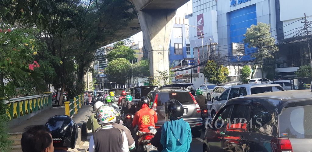 Suasana kemacetan di Jalan Wolter Monginsidi menuju Jalan Gunawarman di Kebayoran Baru, Jakarta Selatan, Jumat (14/4/2023) pukul 08.00.