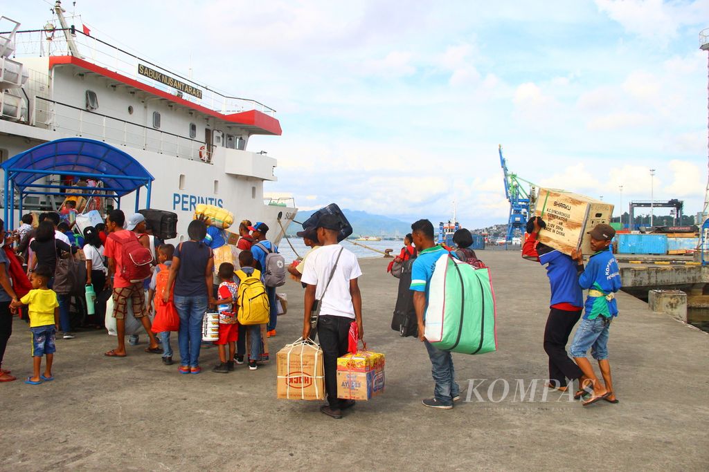 Pemudik menaiki Kapal Motor Sabuk Nusantara 87 di Pelabuhan Yos Sudarso, Ambon, Maluku, Rabu (18/12/2019). Kapal itu akan singgah di 19 pelabuhan di Maluku selama enam hari.