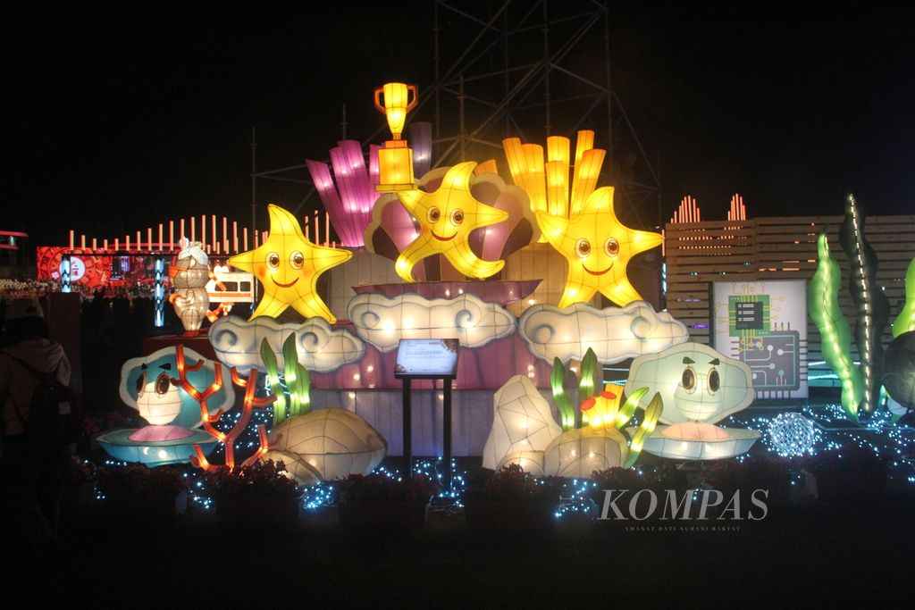 Lampion bintang laut yang dihadirkan dalam acara gladi bersih Taiwan Lantern Festival, Jumat (23/2/2024) malam, di kota Tainan, Taiwan. 