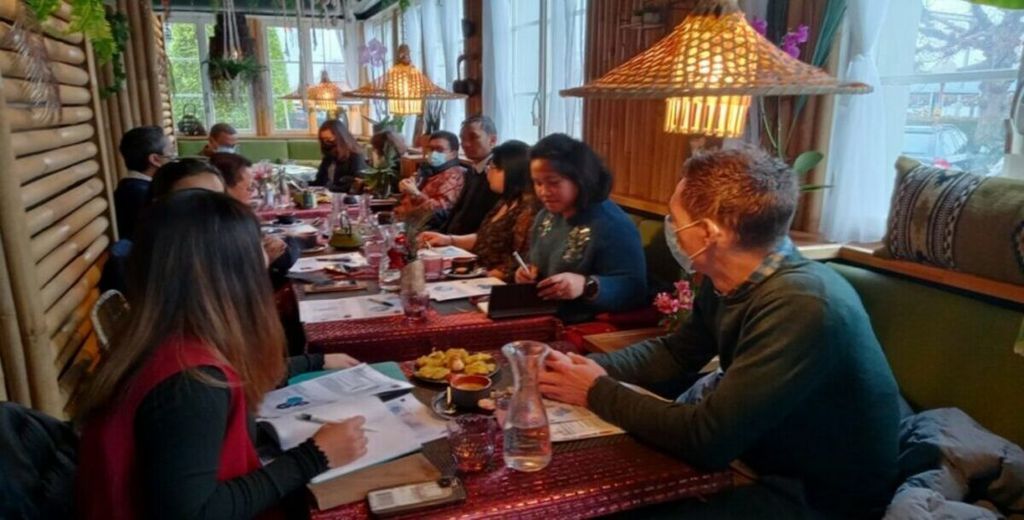 Sebuah pertemuan bisnis komunitas diaspora Indonesia di Swiss digelar di restoran Dapura Mia di Swiss, Jumat (17/12/2021). Restoran itu milik diaspora Indonesia.
