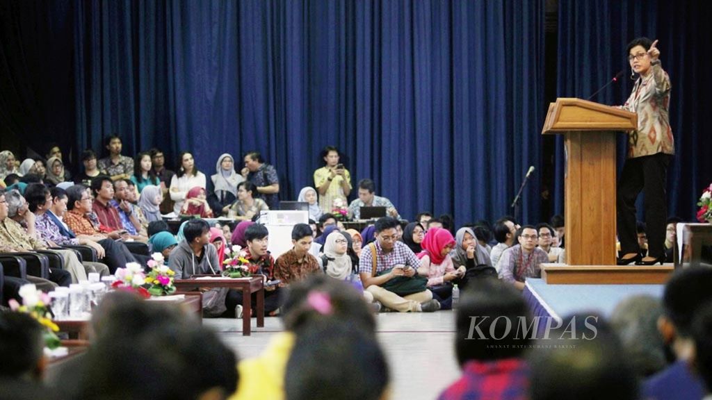 Menteri Keuangan Sri Mulyani Indrawati memberikan kuliah umumnya di Aula Barat Institut Teknologi Bandung, Bandung, Jawa Barat, Jumat (24/3). Kuliah umum yang dipadati mahasiswa ini mengambil tema APBN untuk Membangun Generasi Bangsa. 