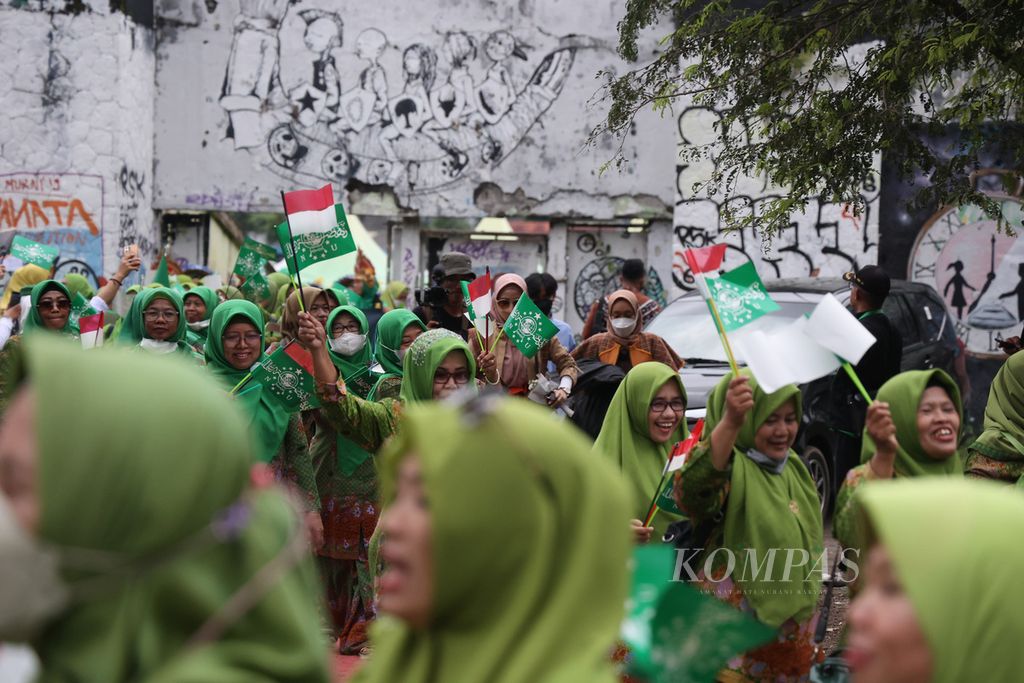 Warga Nahdlatul Ulama mengikuti kirab pembukaan kegiatan Sibakul Local Fest di Stadion Kridosono, Yogyakarta, Rabu (7/12/2022). Acara ini digelar sebagai bagian rangkaian kegiatan menyambut peringatan satu abad Nahdlatul Ulama. 