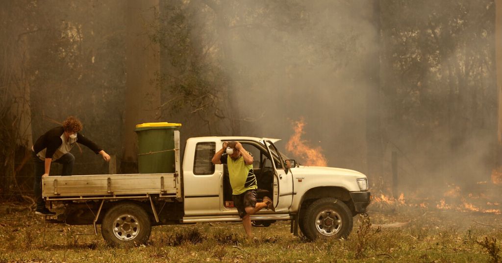 Jamie Fato, warga setempat, bersiap-siap berupaya menghentikan laju api kebakaran yang mulai memasuki area properti Owen Whalan di Koorainghat, dekat Taree, Negara Bagian New South Wales, Australia, 12 November 2019.