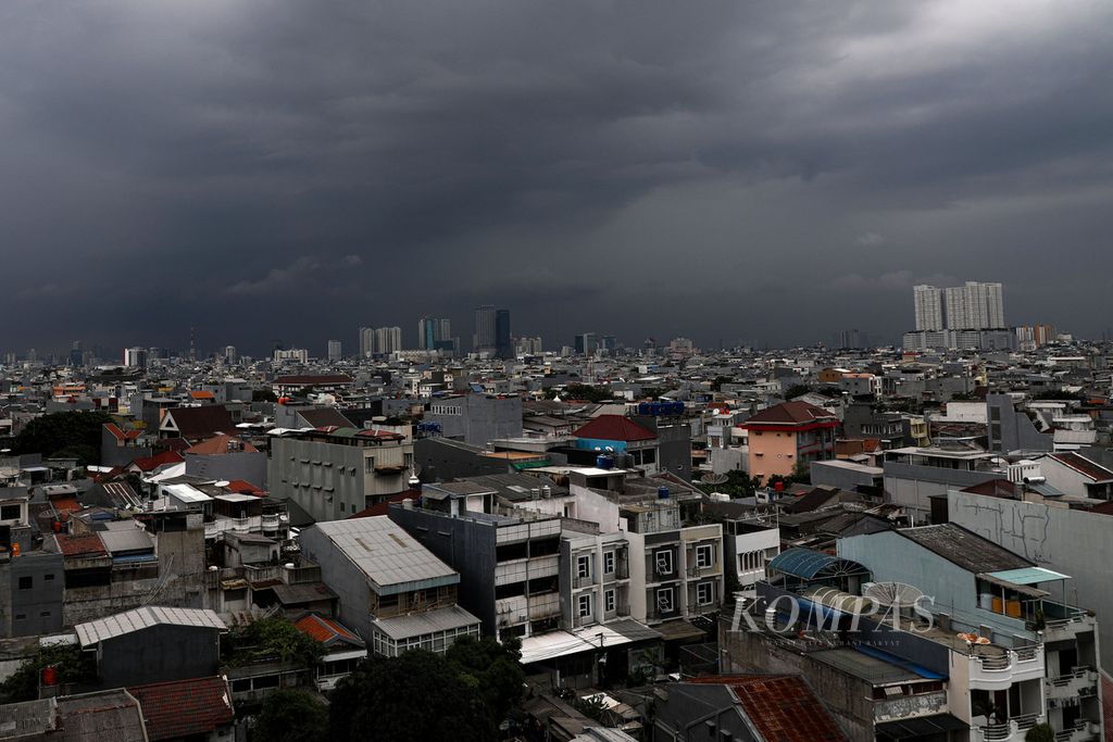 Awan hitam menggelayut di langit Jakarta jelang hujan, Kamis (9/6/2022). Hujan masih sering turun meski sudah memasuki musim kemarau. Menguatnya fenomena La Nina berpeluang mengakibatkan kemunduran musim kemarau di Indonesia. 