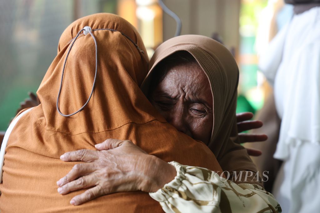 Umat Islam saling bersalaman di Masjid Margoyuwono, Kecamatan Kraton, Yogyakarta, seusai menunaikan shalat Idul Fitri, Jumat (21/4/2023). Idul Fitri menjadi momen untuk saling bermaafan dan mempererat persaudaraan.