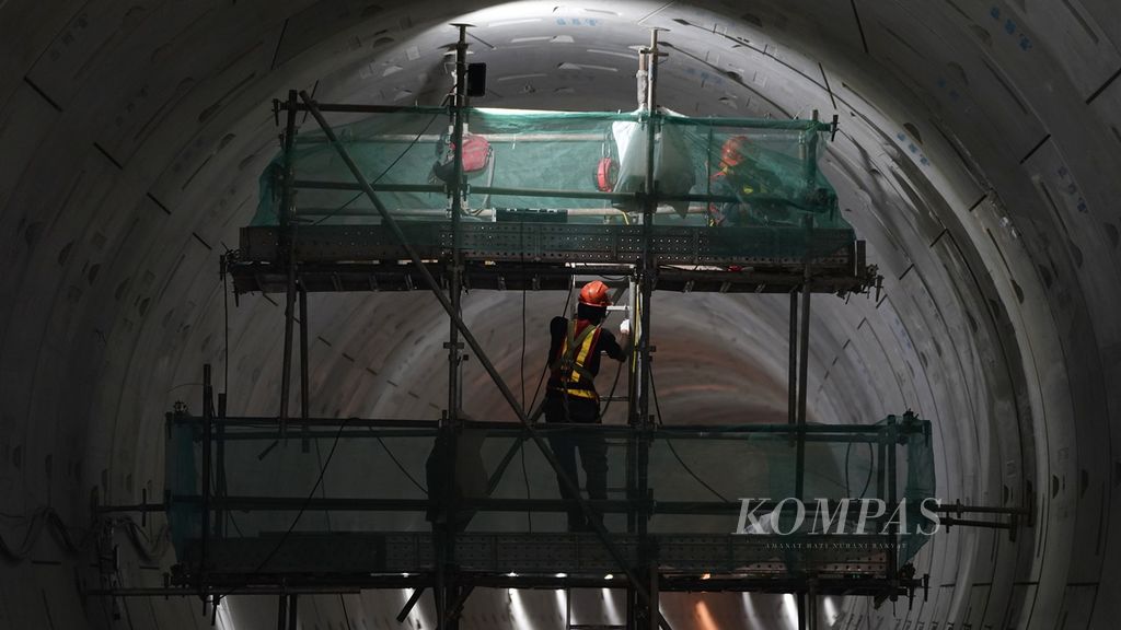 Pekerja merampungkan pekerjaan proyek MRT Jakarta fase 2A CP 201 (Stasiun Thamrin dan Monas) di sekitar Monas, Jakarta Pusat, Selasa (21/3/2023). 