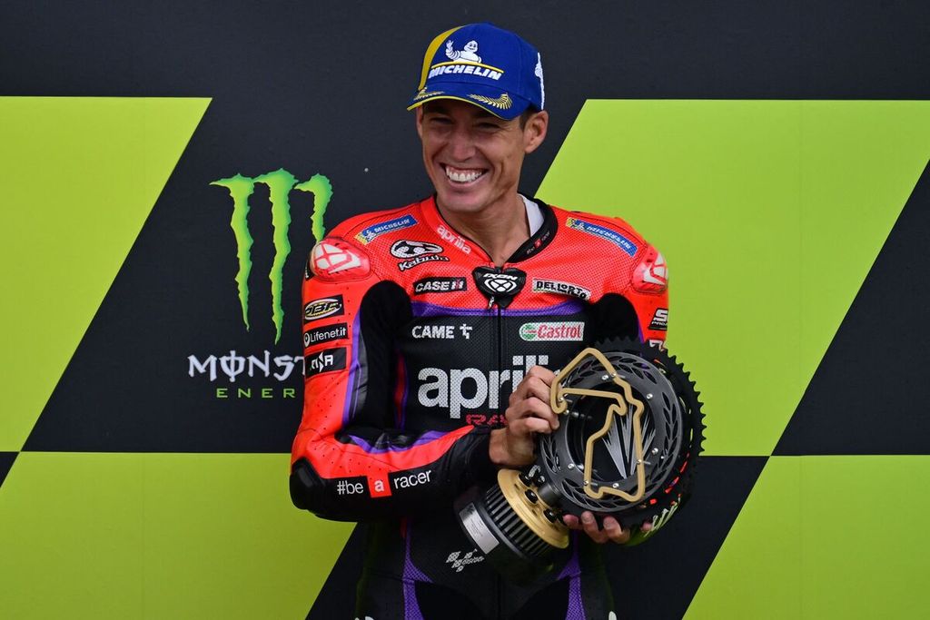 Pebalap Aprilia, Aleix Espargaro, berpose sebagai pemenang balapan MotoGP seri Inggris di Sirkuit Silverstone, Inggris, 6 Agustus 2023. 