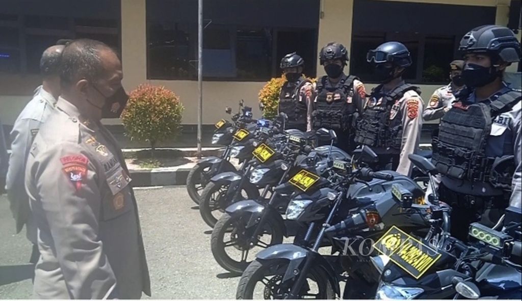 Wakil Kapolda Papua Brigadir Jenderal (Pol) Ramdani Hidayat melakukan pemeriksaan personel dan kendaraan taktis untuk persiapan menghadapi situasi rawan gangguan keamanan. Pemeriksaan terlaksana di lapangan apel Markas Polda Papua di Kota Jayapura pada Senin (26/9/2022).