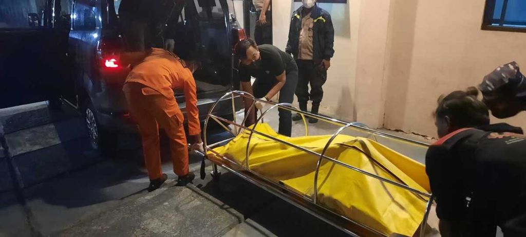 Proses evakuasi salah satu korban kapal tenggelam di perairan Kepulauan Seribu, DKI Jakarta, pada Selasa (18/4/2023) malam. Kecelakaan kapal nelayan pada 14 April 2023 itu mengakibatkan tiga orang tewas dan satu korban hilang.