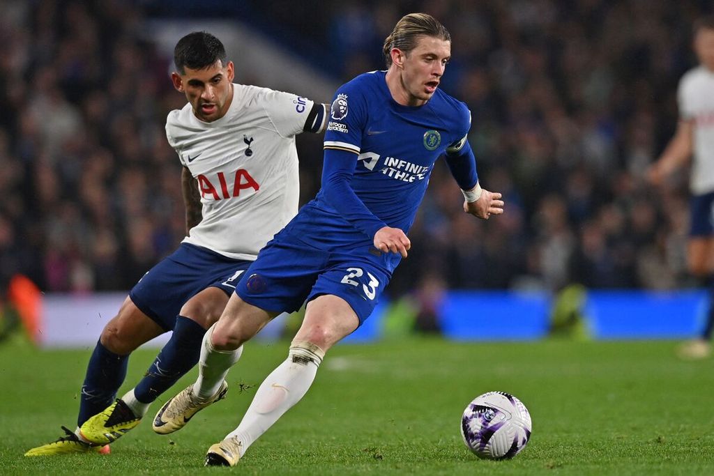 Gelandang Chelsea, Conor Gallagher, berebut bola dengan bek Tottenham Hotspur, Cristian Romero, dalam pertandingan Liga Inggris antara Chelsea dan Tottenham Hotspur di Stadion Stamford Bridge, London, Jumat (3/5/2024) dini hari WIB. 