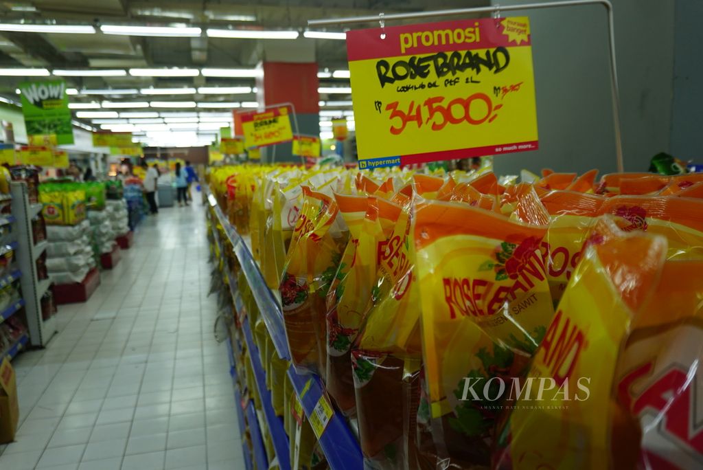 Rak minyak goreng terisi penuh di Hypermart Thamrin City, Tanah Abang, Jakarta, pada Kamis (20/4/2023). Asosiasi Pengusaha Ritel Indonesia (Aprindo) menjamin stoknya hingga 30 hari setelah Lebaran 2023.