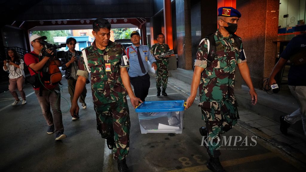 Para petugas Pusat Polisi Militer (Puspom) TNI membawa sejumlah dokumen yang dimuat dalam kotak plastik setelah bersama penyidik Komisi Pemberantasan Korupsi (KPK) melakukan penggeledahan di gedung Kantor Badan SAR Nasional (Basarnas), Kemayoran, Jakarta, Jumat (4/8/2023).