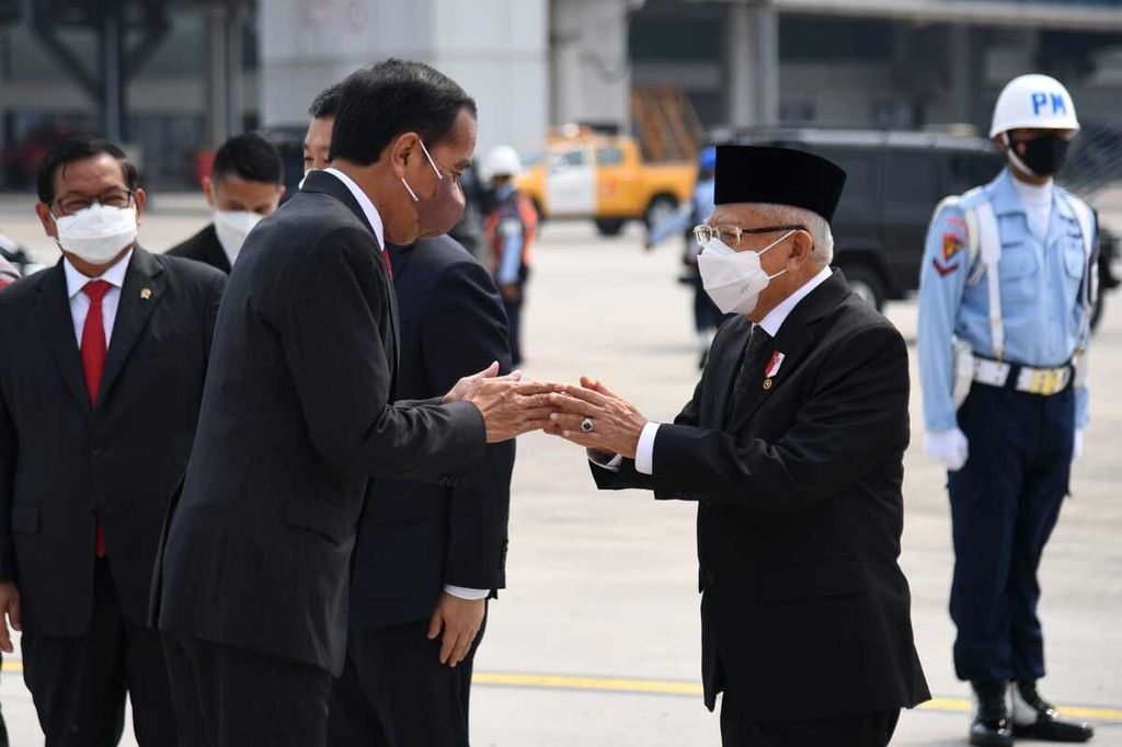 Presiden Joko Widodo didampingi Ibu Negara Iriana Joko Widodo bertolak menuju Beijing, China, Senin (25/7/2022), untuk memulai rangkaian kunjungan luar negeri ke tiga negara di kawasan Asia Timur. Tampak Wakil Presiden Ma’ruf Amin melepas keberangkatan Presiden Jokowi di bandara.