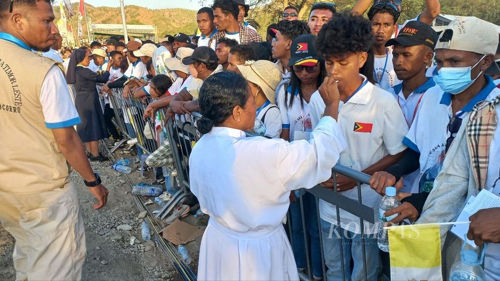 Penerimaan komuni dalam misa akbar bersama Paus Fransiskus di Lapangan Tasitolu, Dili, Timor Leste, pada Selasa (10/9/2024).