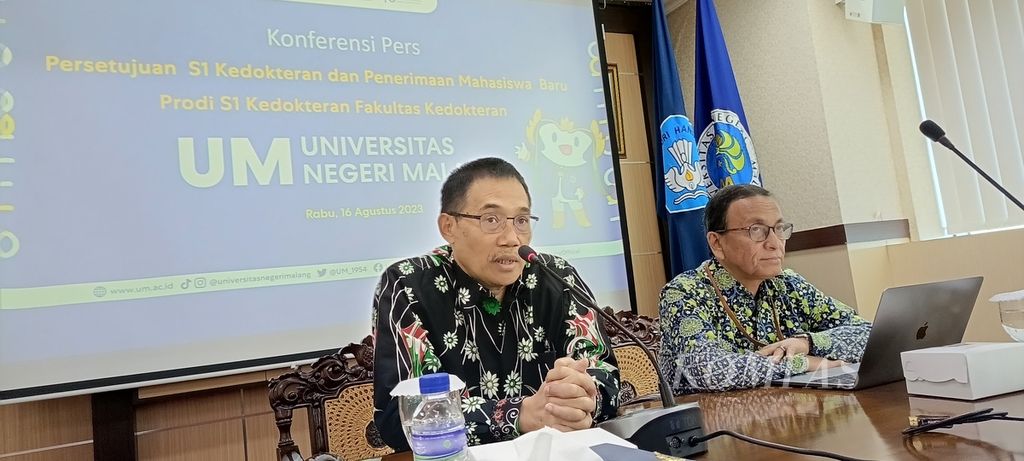 Rektor Universitas Negeri Malang (UM) Hariyono (kiri) dan Wakil Rektor I UM Bidang Akademik Ibrahim Bafadal dalam jumpa pers, Rabu (16/8/2023).