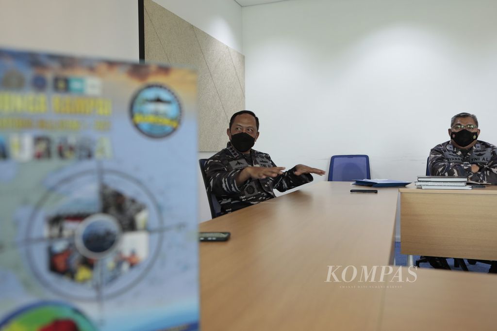 Komandan Pusat Hidro Oseanografi TNI Angkatan Laut Laksamana Madya Nurhidayat (kiri) dan jajarannya berkunjung ke Redaksi Harian <i>Kompas </i>yang diterima langsung Wakil Pemimpin Redaksi <i>Kompas</i> Tri Agung Kristanto, Rabu (27/4/2022). Kunjungan ini terkait rencana Pushidrosal menggelar Ekspedisi Jala Citra II  2022 Banda