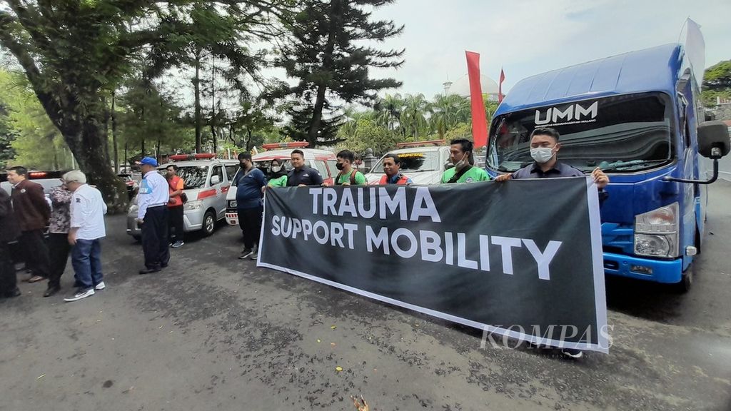 Tim Trauma Support Mobility yang akan terjun membantu korban Tragedi Kanjuruhan di Universitas Muhammadiyah Malang, Malang, Jawa Timur, Kamis (6/10/2022).