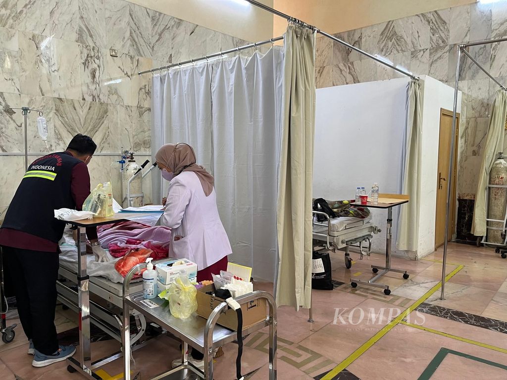 Suasana layanan di Klinik Kesehatan Haji Indonesia Daerah Kerja Mekkah, Arab Saudi, Sabtu (25/5/2024). 