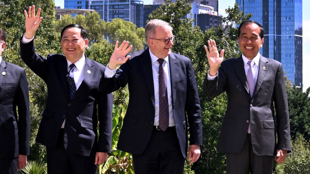 Dari kiri ke kanan, Perdana Menteri Laos, Sonexay Siphandone, Perdana Menteri Australia, Anthony Albanese dan Presiden Indonesia, Joko Widodo berpose untuk foto bersama dalam KTT Khusus ASEAN-Australia di Melbourne, Australia pada Rabu (6/3/2024).
