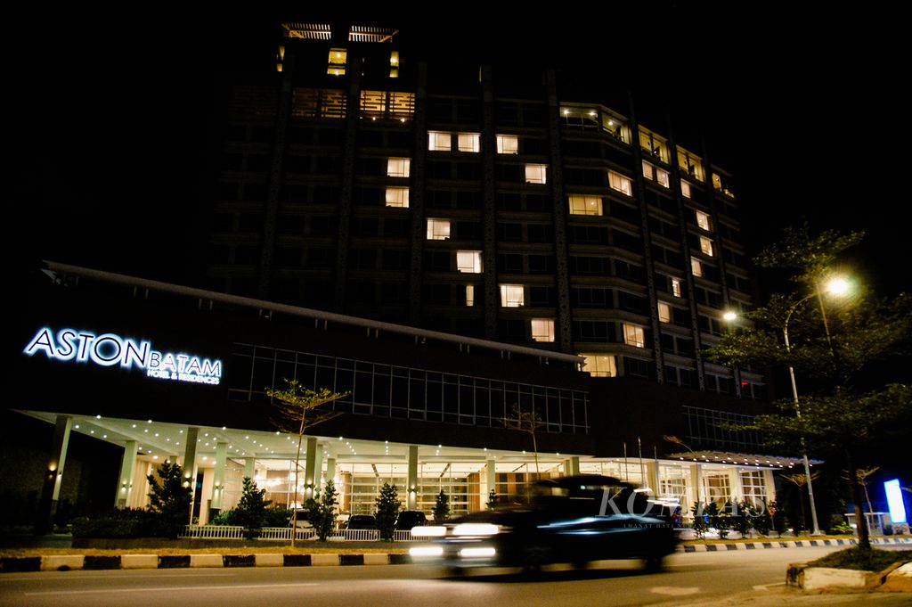 Salah satu hotel di Kota Batam, Kepulauan Riau, menyalakan lampu berbentuk hati sebagai tanda solidaritas terhadap kondisi pariwisata yang lesu akibat pandemi Covid-19, Sabtu (5/4/2020).