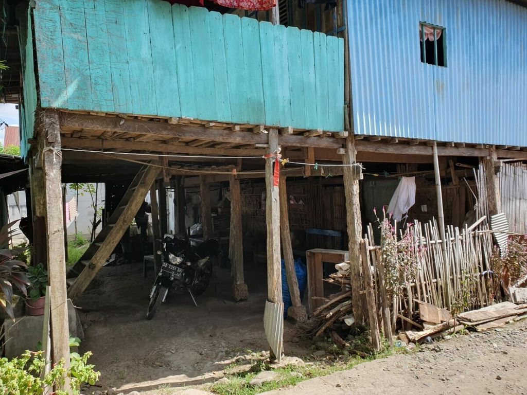Kondisi lingkungan di Dusun Garonggong, Kabupaten Jeneponto, Sulawesi Selatan. Tampak kandang ternak berada tepat di bawah rumah warga.