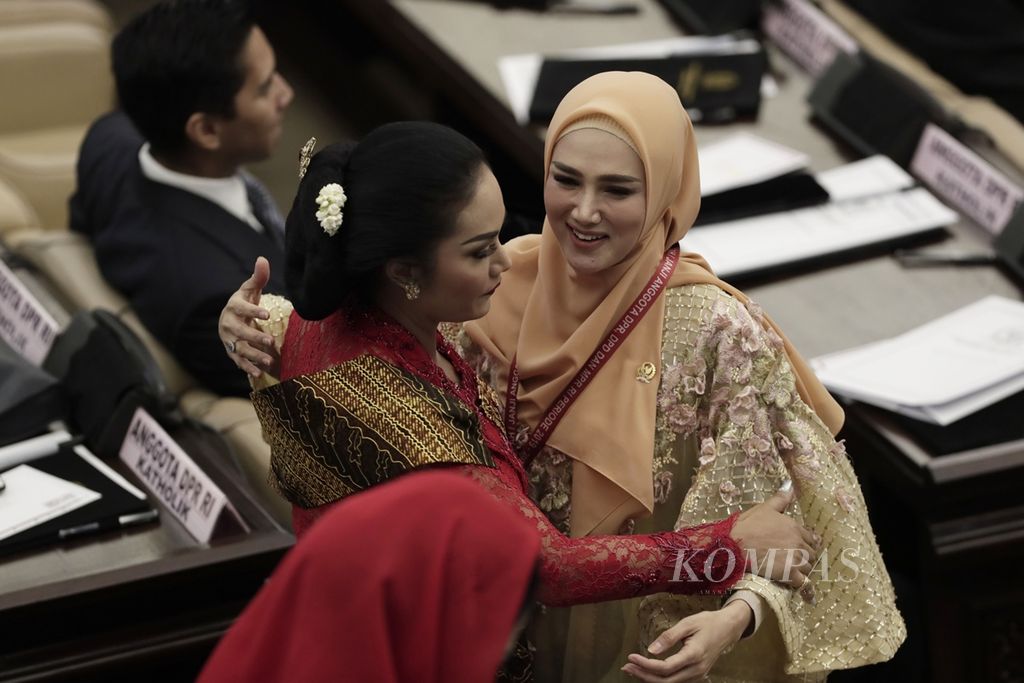 Anggota legislatif periode 2019-2024, Krisdayanti bersama Mulan Jameela (kanan), saat hadir dalam pelantikan anggota DPR, DPD, dan MPR dalam sidang paripurna di Gedung Kura-kura, Kompleks Parlemen, Senayan, Jakarta, Selasa (1/10/2019). 