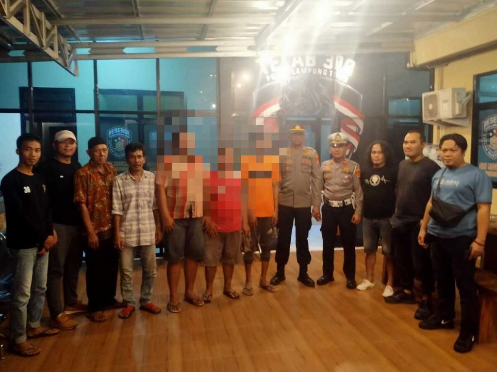 Tiga tersangka pencuri sepeda motor menyerahkan diri ke Kepolisian Resor Lampung Timur, Jumat (17/2/2023). Anggota polisi yang menjadi salah satu anggota komplotan pencuri sepeda motor itu telah ditangkap sehari sebelumnya. 