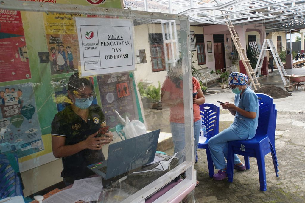 Tenaga Kesehatan di Puskesmas Matani, Tomohon, Sulawesi Utara, menunggu di pos pemantauan pascavaksinasi Covid-19, Kamis (4/2/2021). Tomohon menargetkan vaksinasi bagi 1.539 nakes akan tuntas pada akhir Februari.
