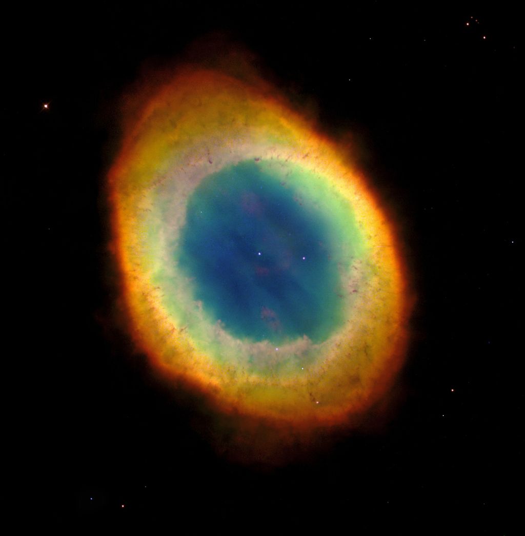 Citra Nebula Cincin atau M57 yang diambil oleh Teleskop Luar Angkasa Hubble pada Oktober 1998. Planetari nebula ini terletak di arah rasi Lyra dan berjarak 2.200 tahun cahaya dari Bumi. Planetari nebula adalah proses akhir dari kematian bintang seukuran Matahari. Matahari kita pun diprediksi akan mengalami proses yang sama.