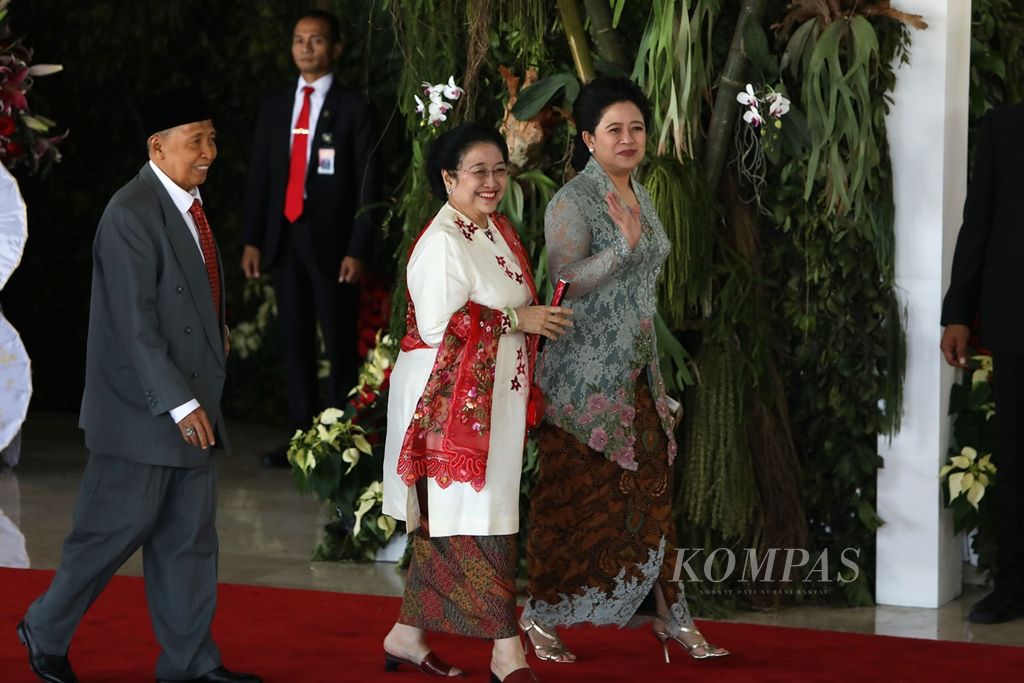 Presiden ke-5 RI Megawati Soekarnoputri diapit Mantan Wakil Presiden Hamzah Haz (sebelah kiri) dan puteri Megawati yang kini menjabat Ketua DPR saat menghadiri pelantikan Presiden-Wakil Presiden terpilih Joko Widodo-Maruf Amin di Gedung Nusantara, Senayan, Jakarta, Minggu (20/10/2019).