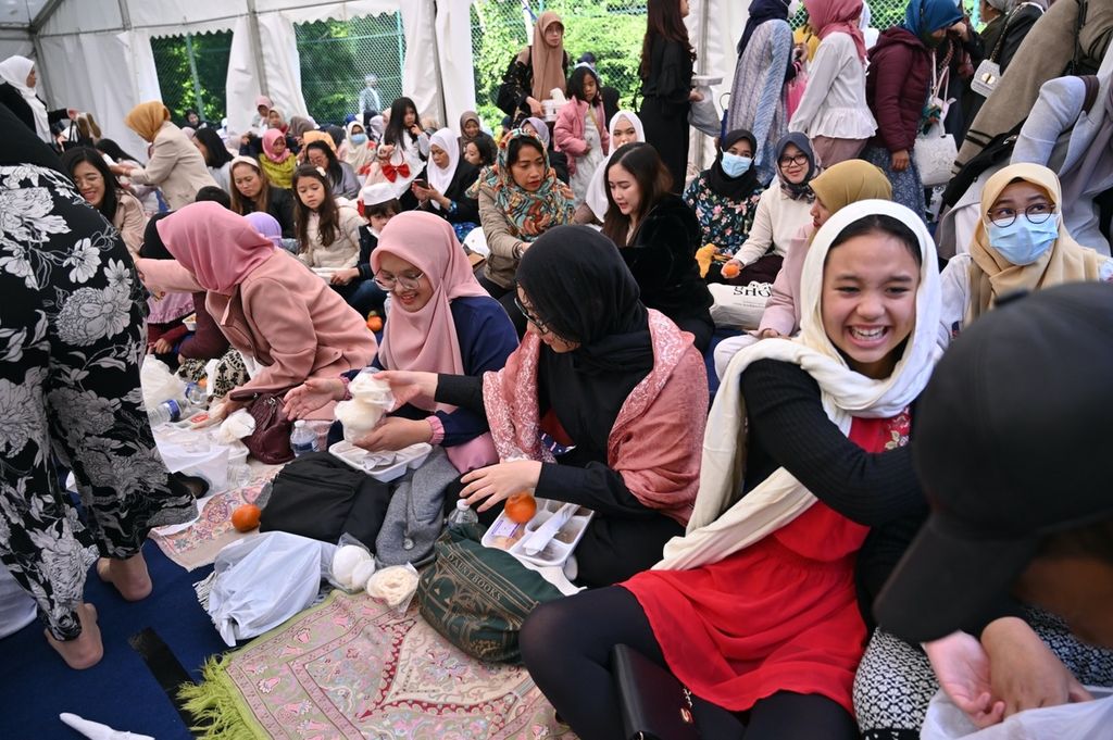 Para pelajar dan diaspora Indonesia berkumpul saat hari raya Idul Fitri di Wisma Nusantara, London, Inggris, Senin (2/5/2022) pagi waktu setempat. Setiap tahun ribuan orang Indonesia merantau ke Inggris demi mendapatkan kesempatan pendidikan dan pekerjaan lebih baik.