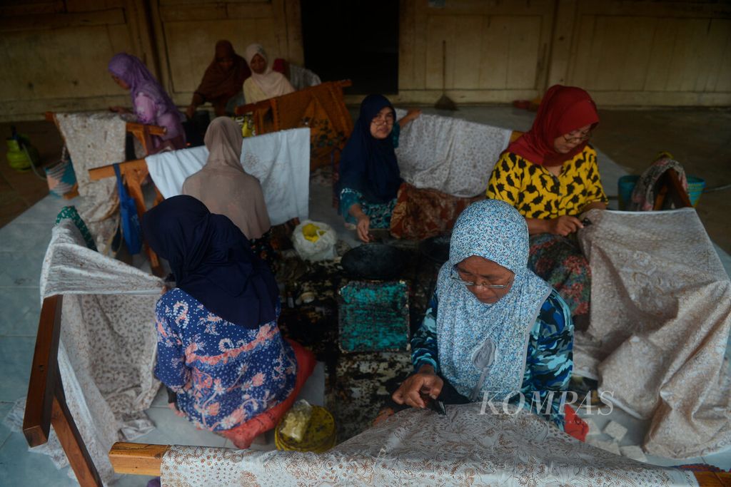 Perajin menyelesaikan pembuatan kain batik di kawasan Pecinan Lasem, Kabupaten Rembang, Jawa Tengah, Rabu (26/1/2022). Dari setiap helai kain batik tulis ini, mereka selesaikan dalam waktu beberapa hari.