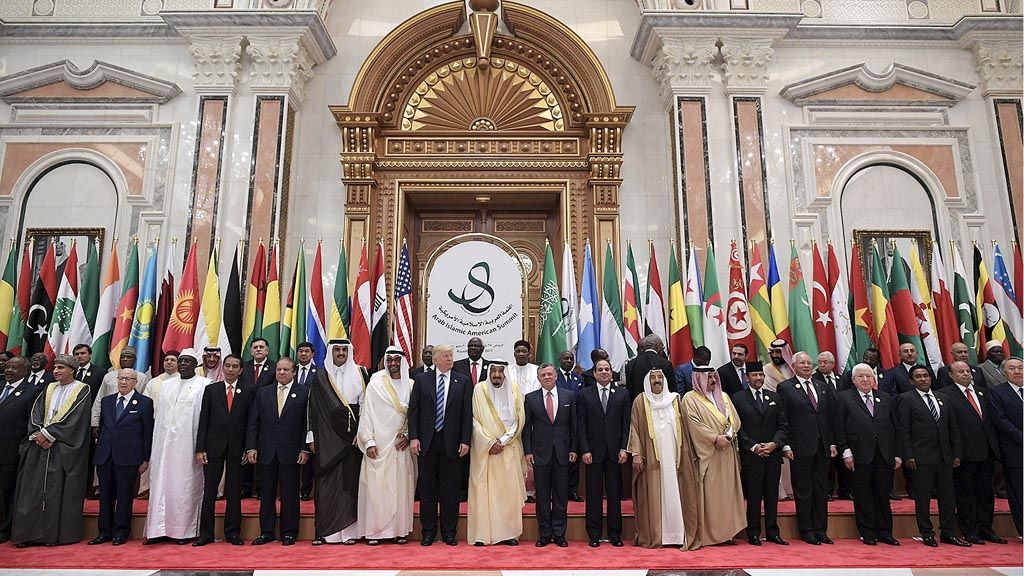 Presiden Joko Widodo (depan, kelima dari kiri) berpose dengan para pemimpin negara Islam dan negara berpenduduk mayoritas Muslim dalam Konferensi Tingkat Tinggi Arab, Islam, Amerika di Riyadh, Arab Saudi, Minggu (21/5). Bertindak sebagai tuan rumah Raja Arab Saudi Salman bin Abdulaziz al-Saud (ke-10 dari kiri) dan dihadiri pula oleh Presiden AS Donald Trump (kesembilan dari kiri). 